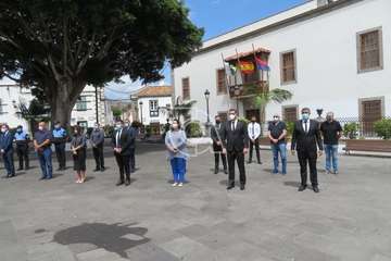 Minuto de silencio por las víctimas del Covid-19 en la plaza de San Juan y del personal de Servicios Sociales (Foto TA)